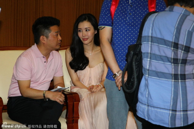 王石女友田朴珺低调现身《合伙人》首映会