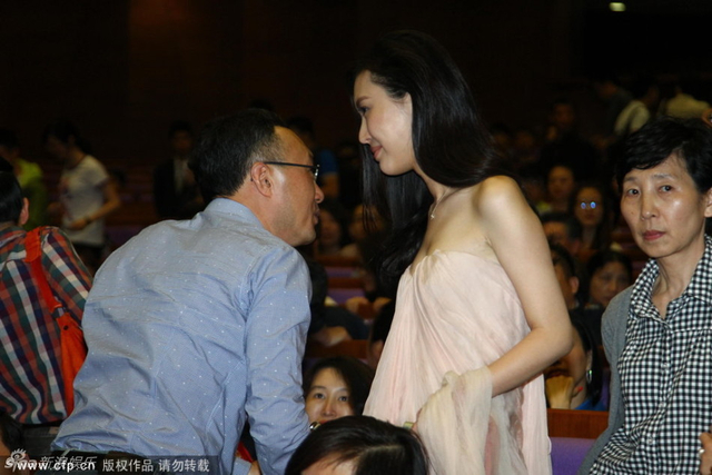 王石女友田朴珺低调现身《合伙人》首映会