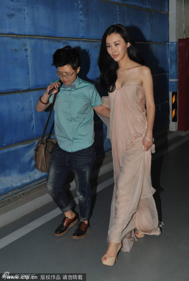 王石女友田朴珺低调现身《合伙人》首映会