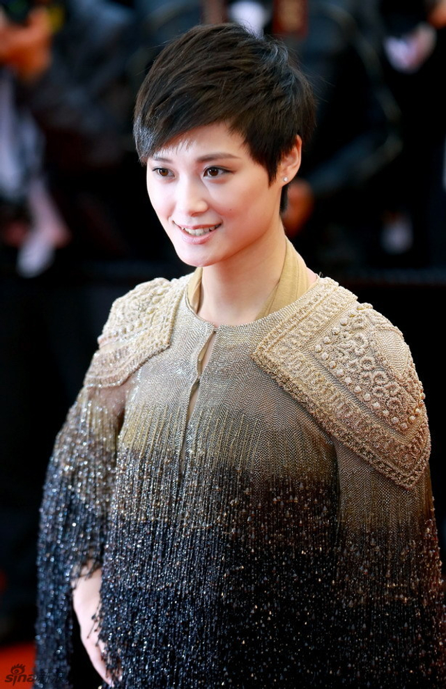 李宇春戛纳再走红毯 8公斤礼服展中性风