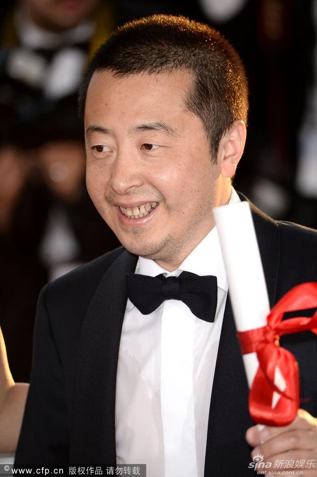 贾樟柯获最佳编剧 与赵涛甜蜜亲吻