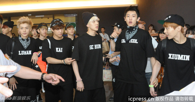 Exo身穿人名tee抵台粉丝疯狂接机 新浪图片