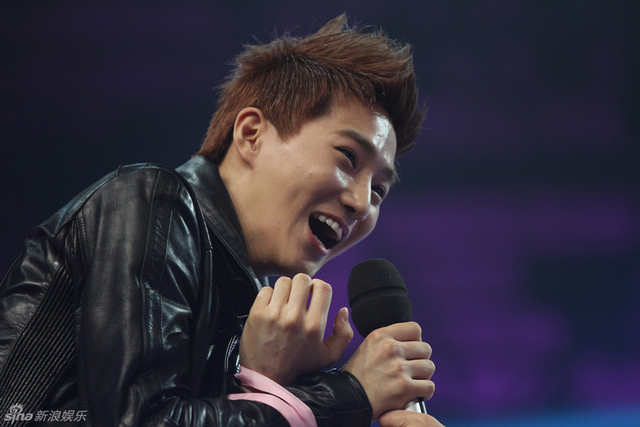 SUHO大笑