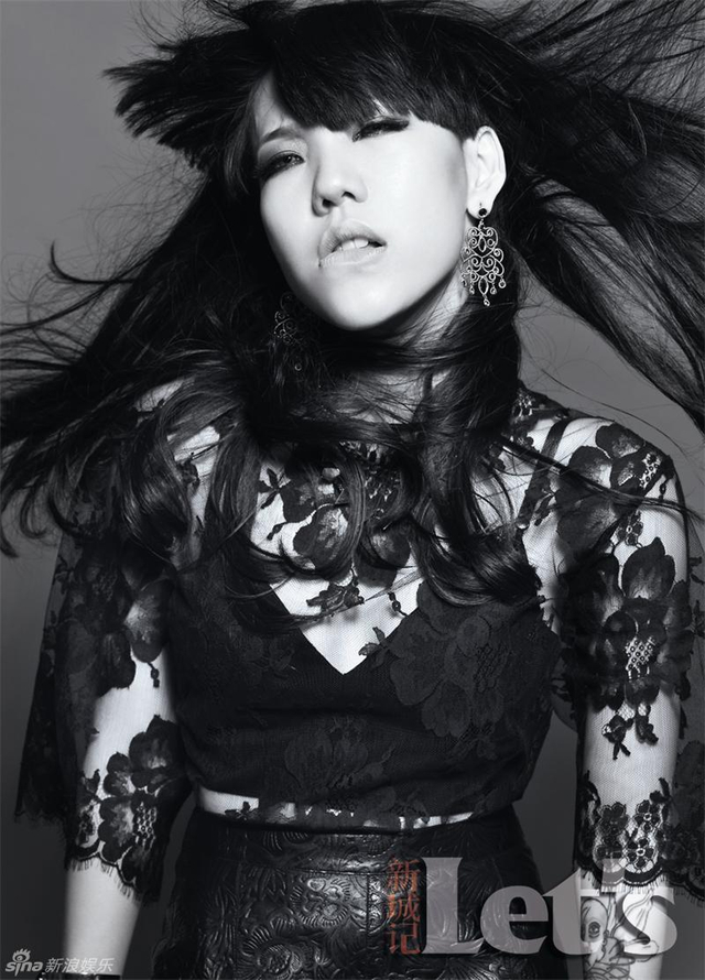 吴莫愁镂空西服拍封面