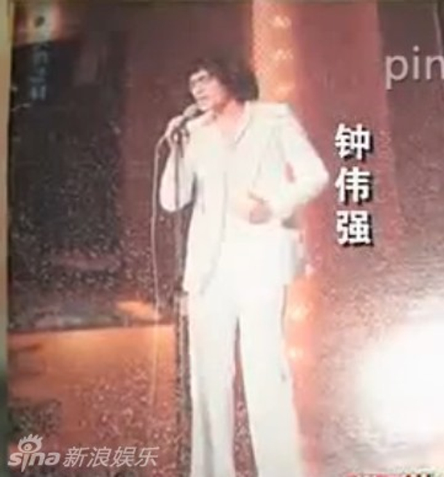 1977年，钟伟强在亚洲歌唱大赛上激情演唱。