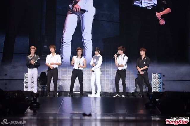 INFINITE舞台上表现活泼