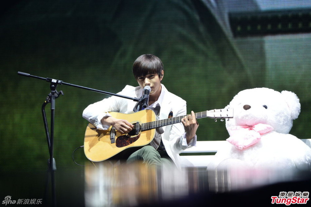 INFINITE成员帅气弹吉他