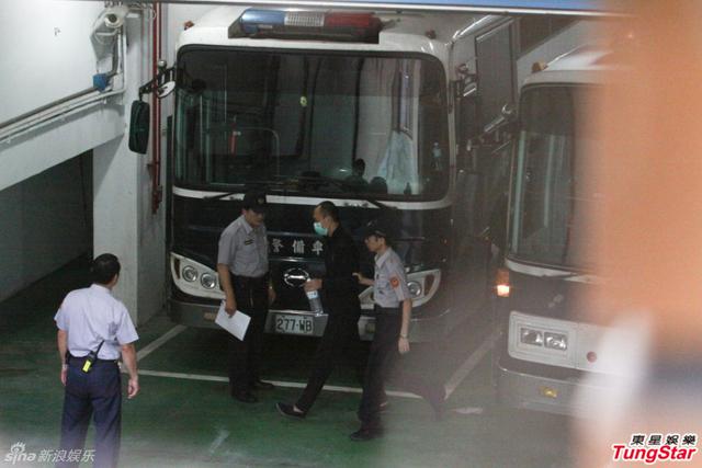 淫少李宗瑞黑衣走下囚车