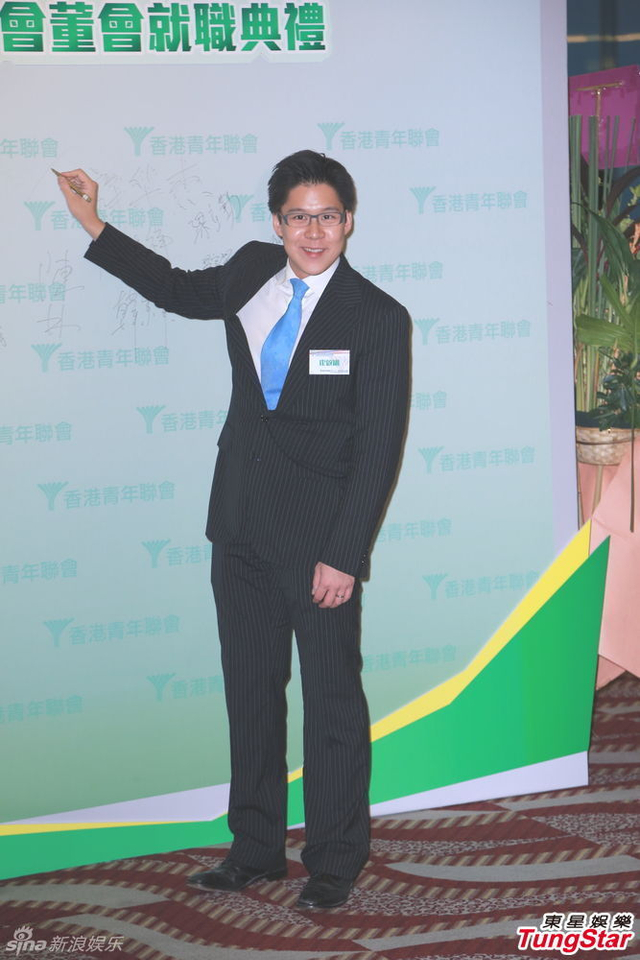 霍启刚升级当爸满面笑容