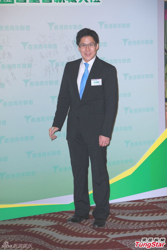 霍启刚升级当爸满面笑容