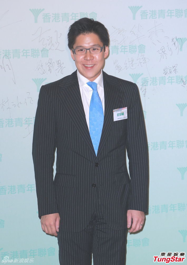 霍启刚升级当爸满面笑容