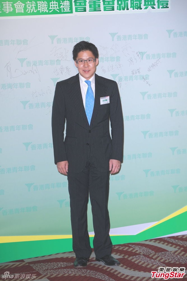 霍启刚升级当爸满面笑容