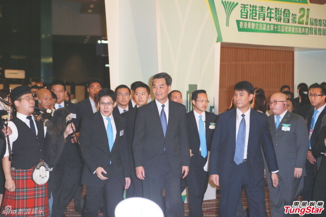 霍启刚升级当爸满面笑容