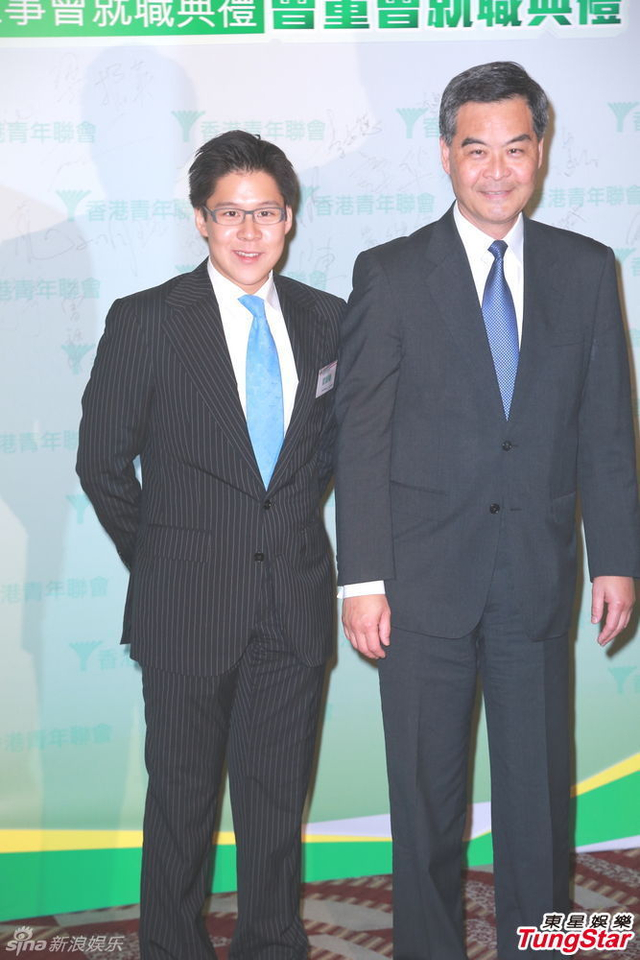 霍启刚升级当爸满面笑容