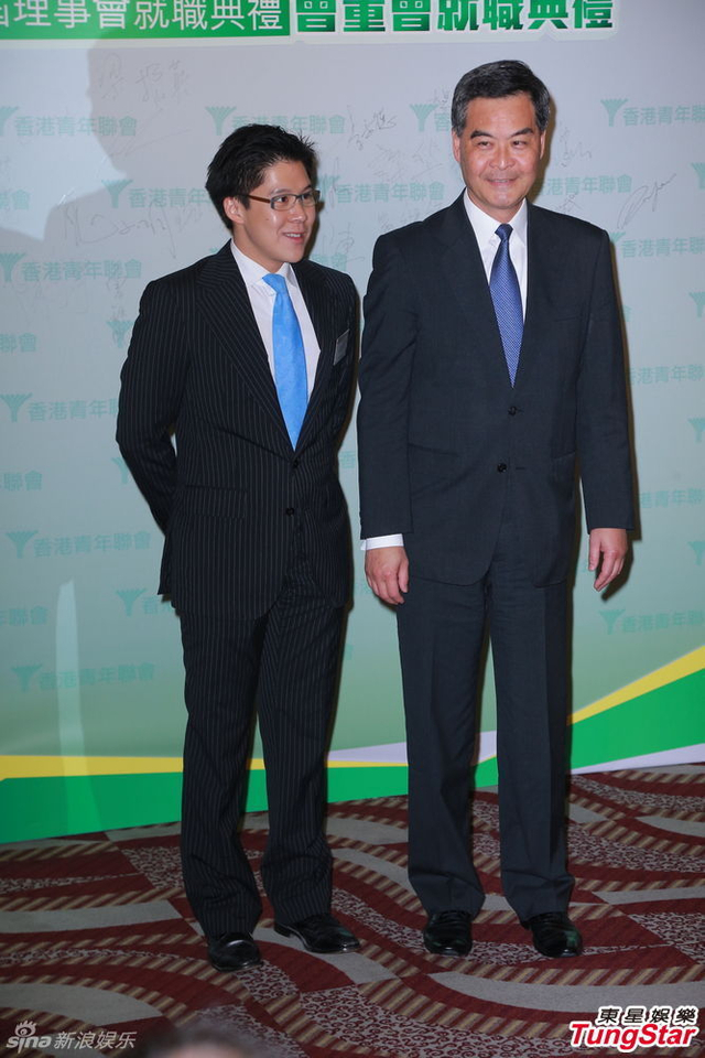 霍启刚升级当爸满面笑容