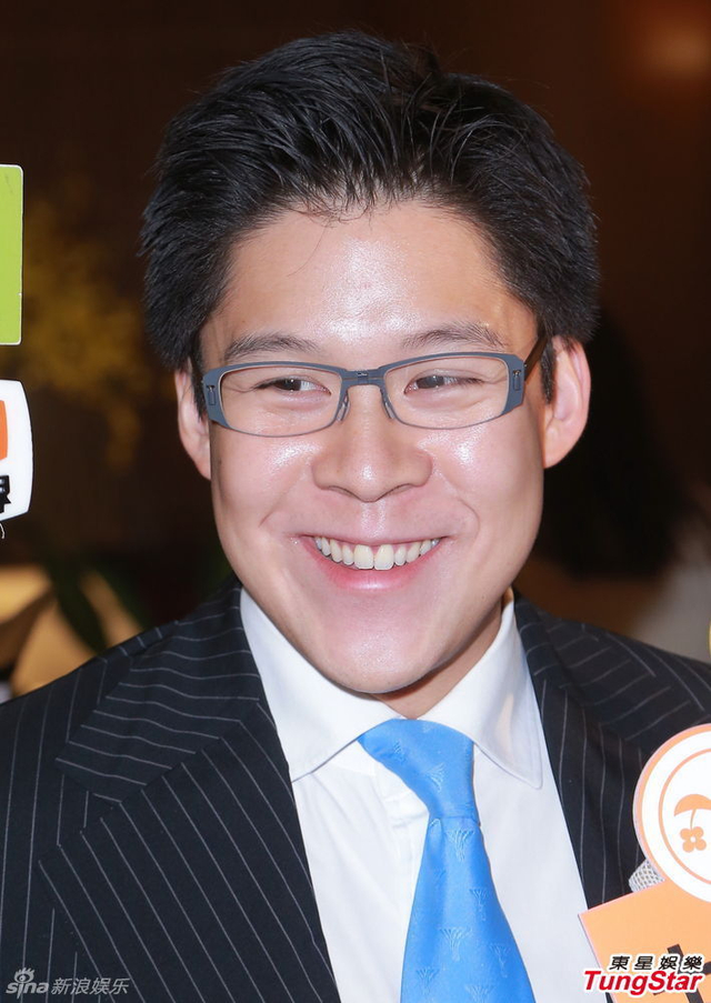 霍启刚升级当爸满面笑容