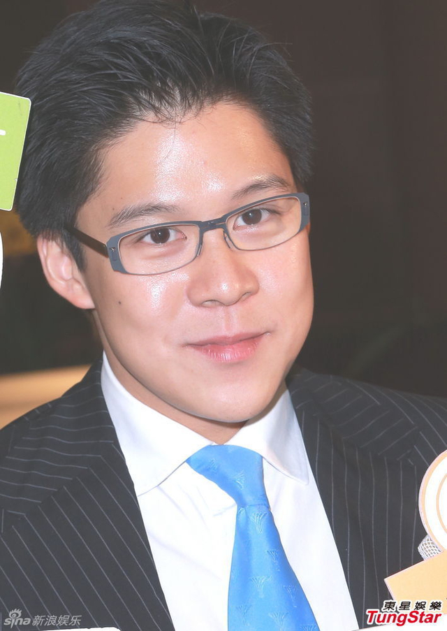 霍启刚升级当爸满面笑容