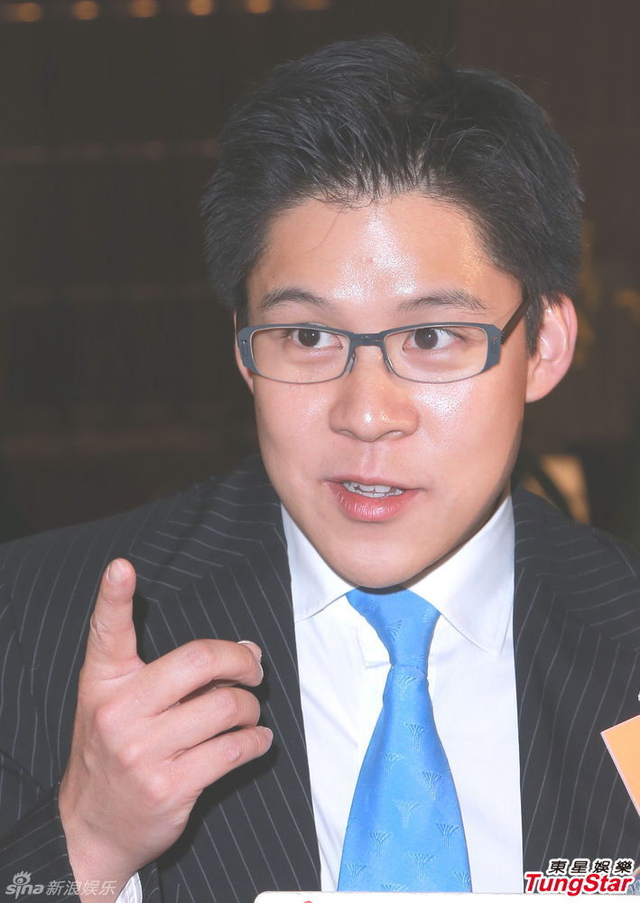 霍启刚升级当爸满面笑容