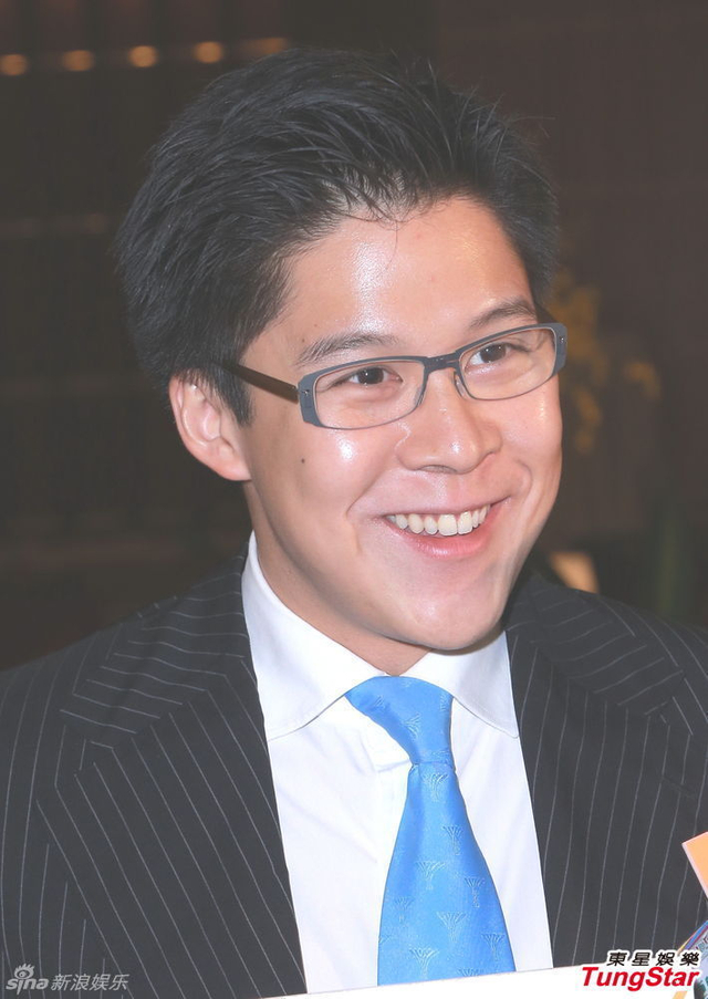 霍启刚升级当爸满面笑容