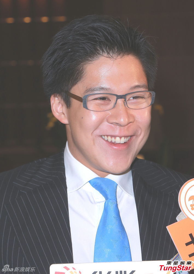 霍启刚升级当爸满面笑容