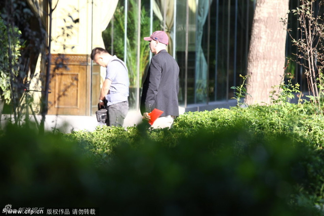 冯小刚手拿大红包