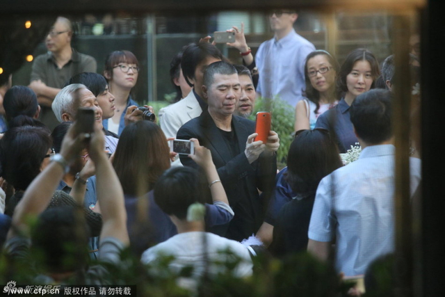 冯小刚也忍不住拿手机拍照