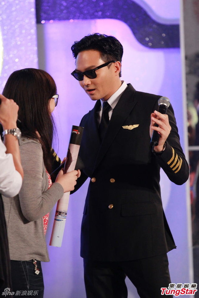 张智霖帅气互动