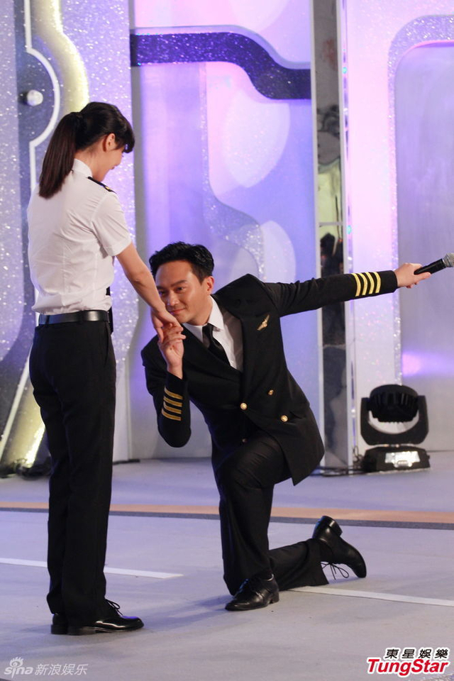 张智霖跪吻陈法拉