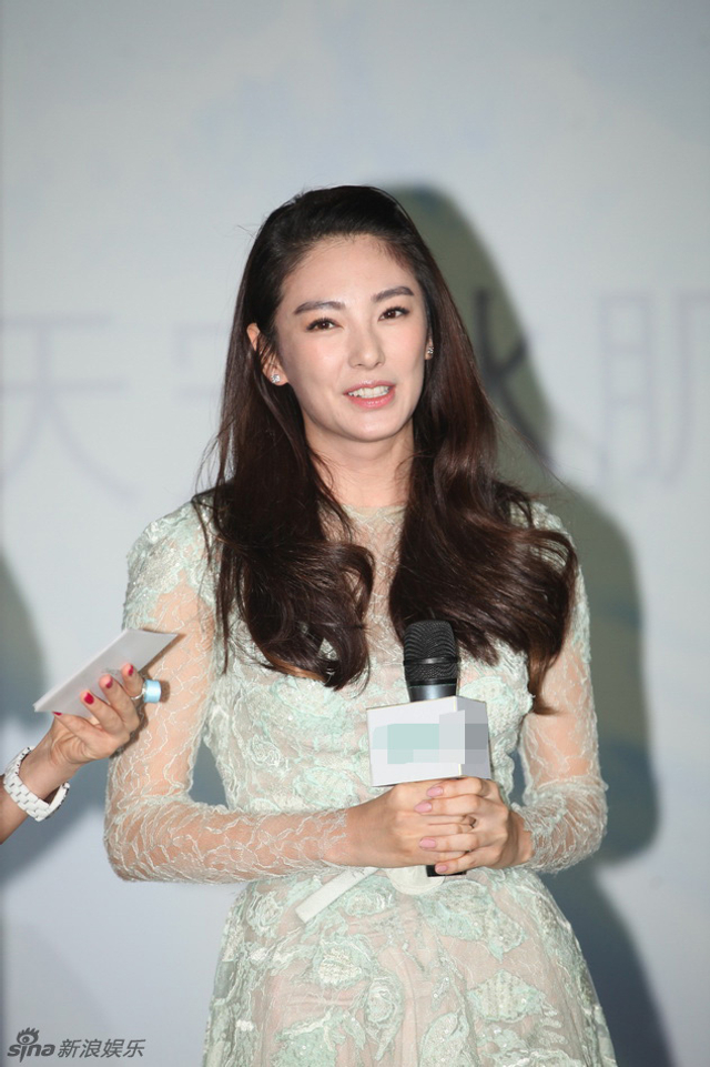 张雨绮淡雅镂花长裙出镜 尽显女人味