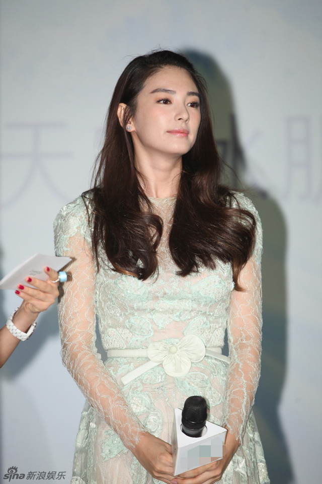 张雨绮淡雅镂花长裙出镜 尽显女人味
