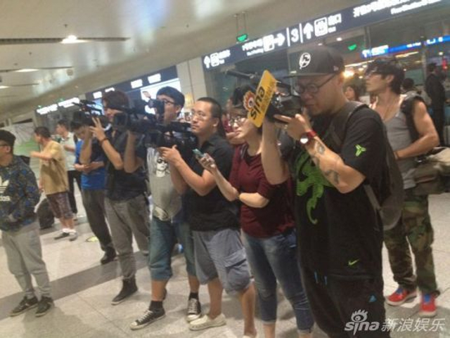 15日晚，李亚鹏即将返京，媒体在机场守候