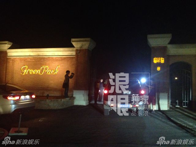 李亚鹏座驾返回与王菲相同别墅区