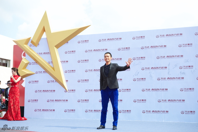 钟汉良开心地和粉丝们挥手