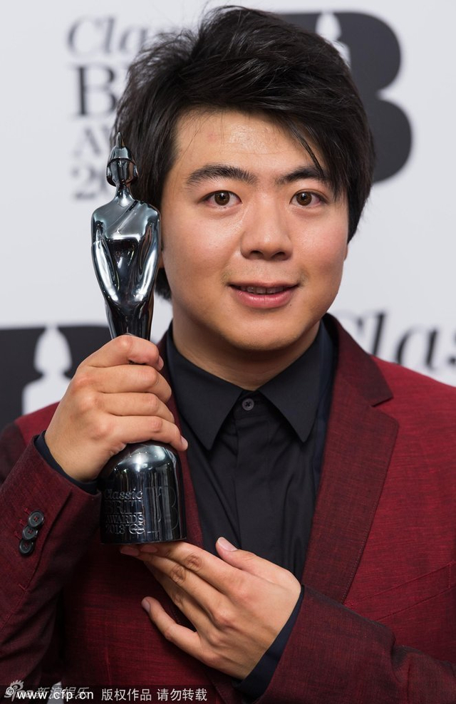 郎朗英国获古典音乐大奖 遇低胸女搭讪_新浪图片