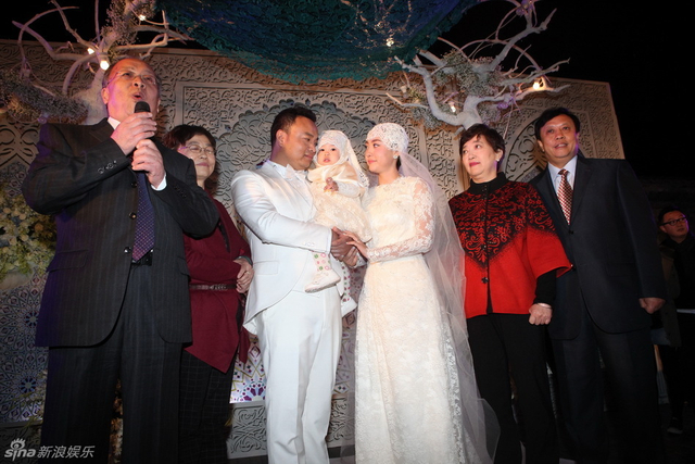 沙桐刘园园携女儿补婚礼