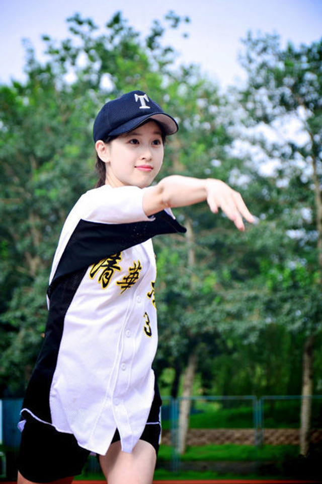 奶茶妹妹打棒球拍写真 高绑马尾清纯可人