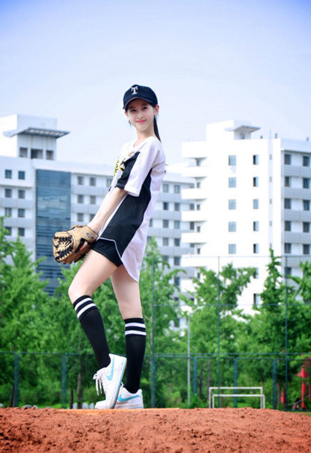 奶茶妹妹打棒球拍写真 高绑马尾清纯可人