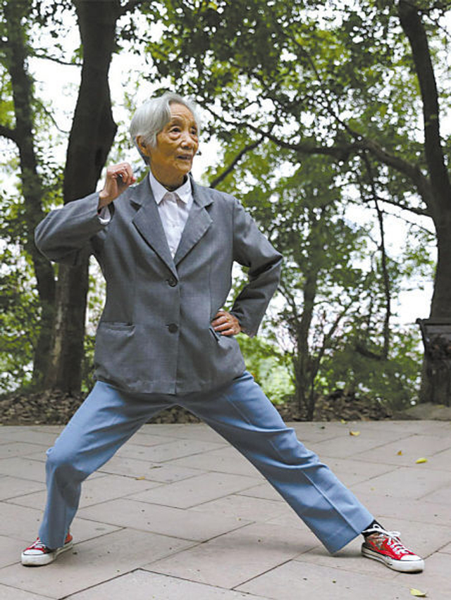 86岁高龄的余姚陶藕云在龙泉山上锻炼身体