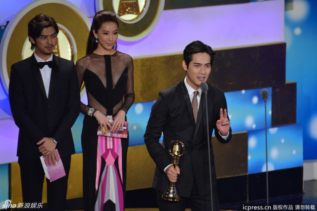 上届视帝陈柏霖和隋棠为周渝民颁奖