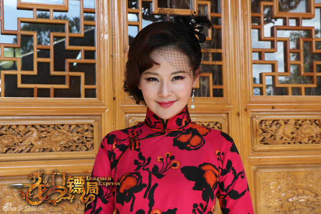 《龙门镖局》曝钱芳美艳红色旗袍装