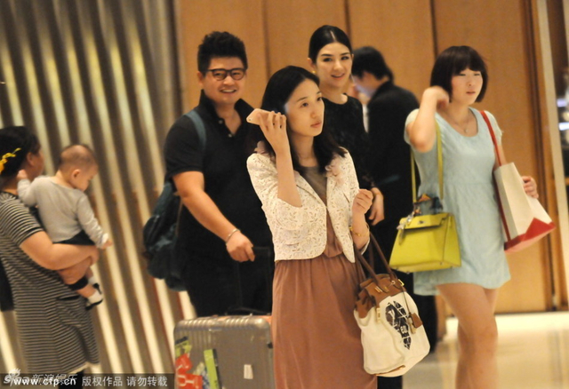 2013年10月黄奕上海开工，女儿相送