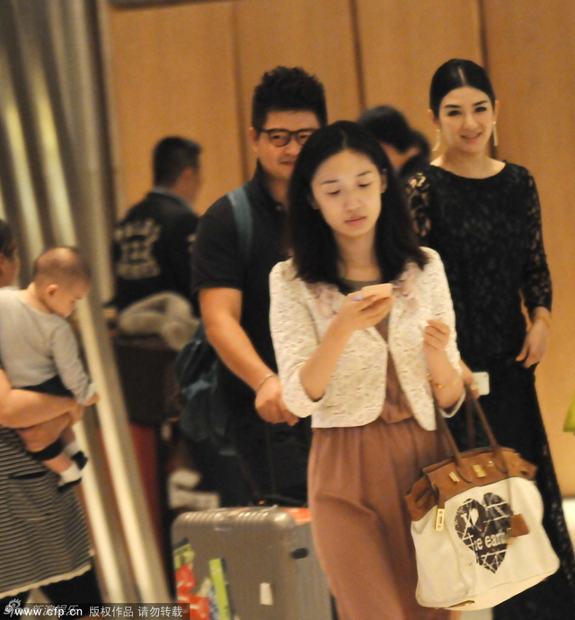 2013年10月黄奕上海开工，女儿相送