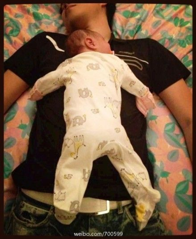 2013年2月黄奕老公晒与宝宝温馨照