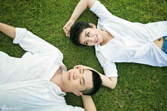 2012年11月黄奕老公秀出二人恩爱合影