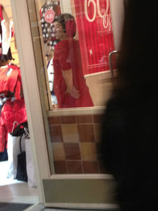 2012年黄奕在美国挺大肚逛童装店