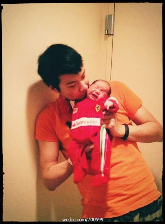 2013年1月22日，黄毅清曝与初生女儿合影