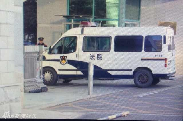 囚车驶入法院 现场道路被封锁