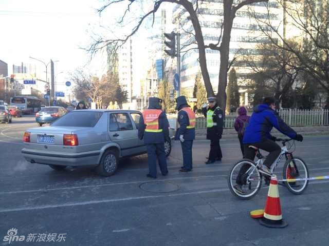 囚车驶入法院 现场道路被封锁