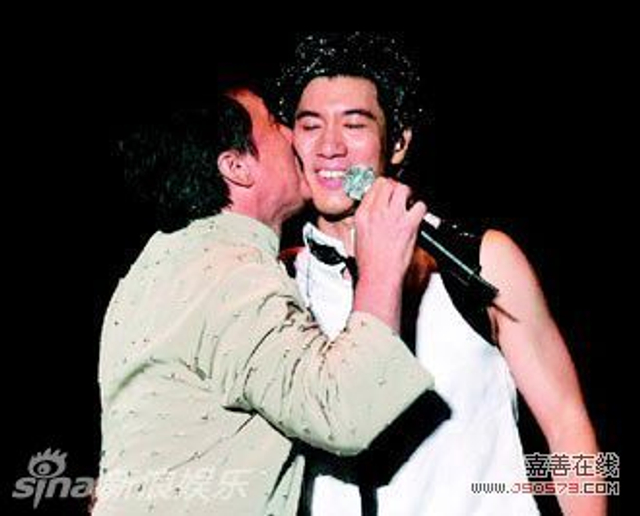 成龙多次激吻王力宏