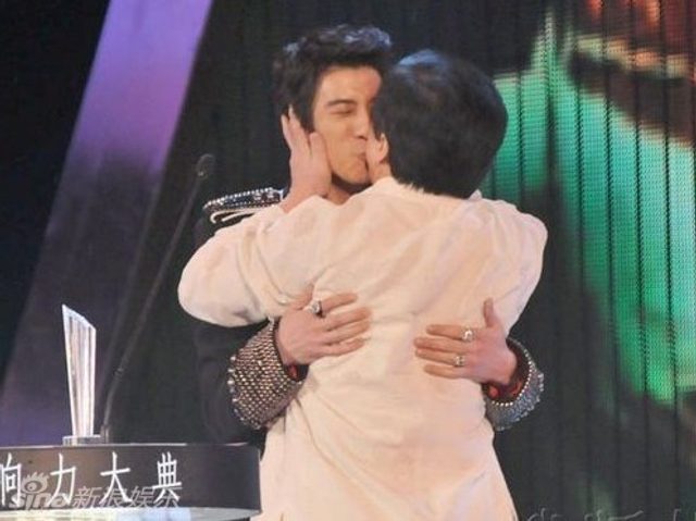成龙多次激吻王力宏